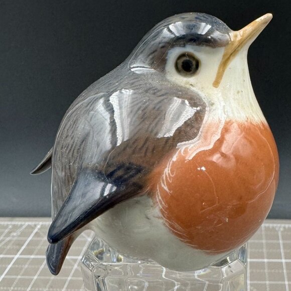 Royal Copenhagen Porcelain Robin Bird Figurine 2266 Denmark Collectible - Picture 1 of 6